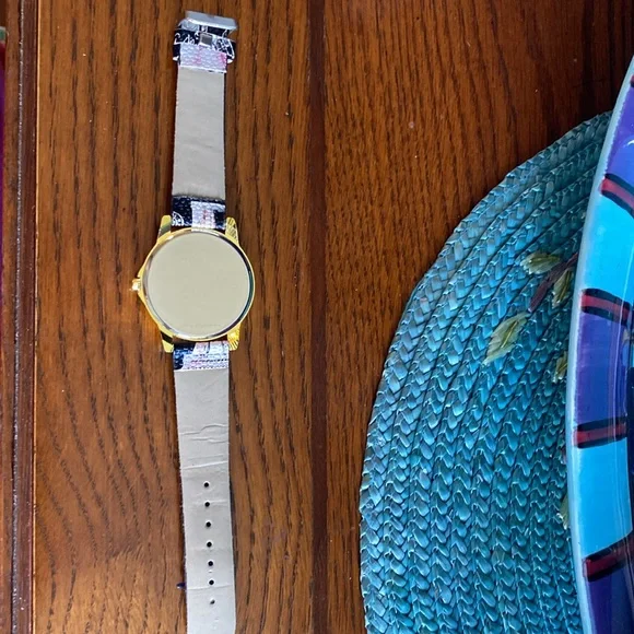 Watch with Paris the Eiffel Tower in the background very unique and pretty - Picture 4 of 4